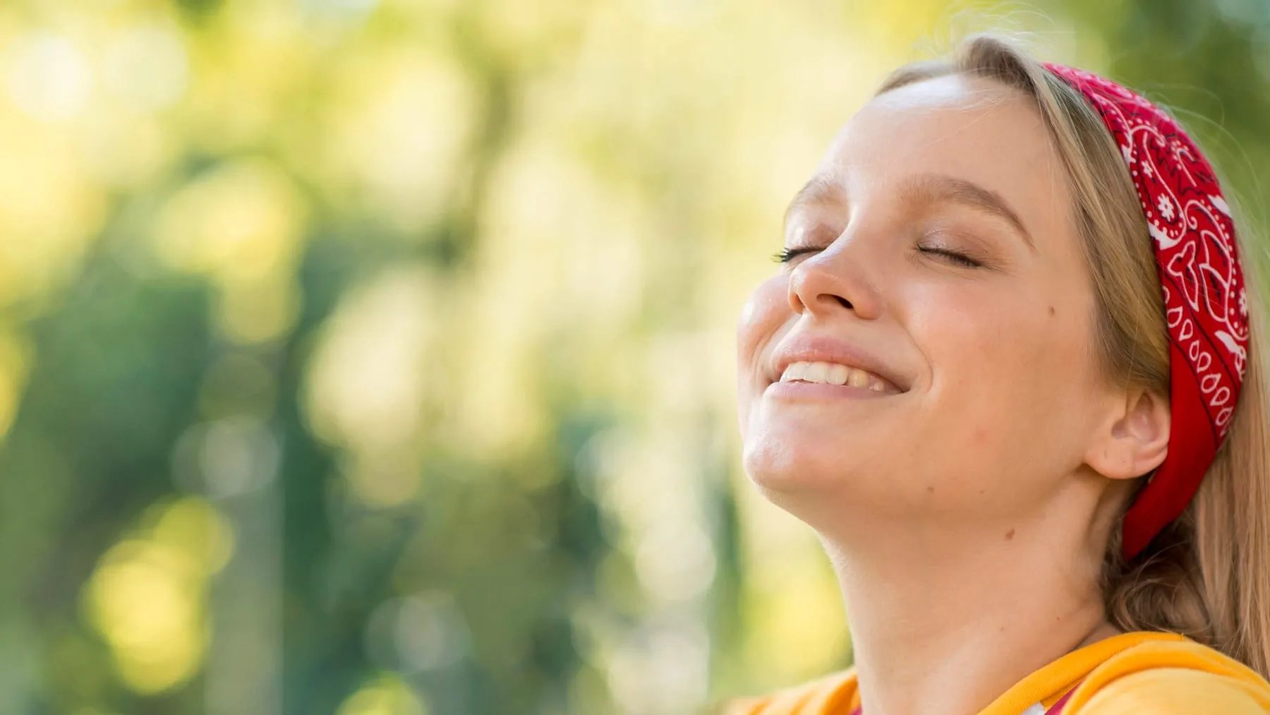 Mulher sorrindo, respirando com facilidade