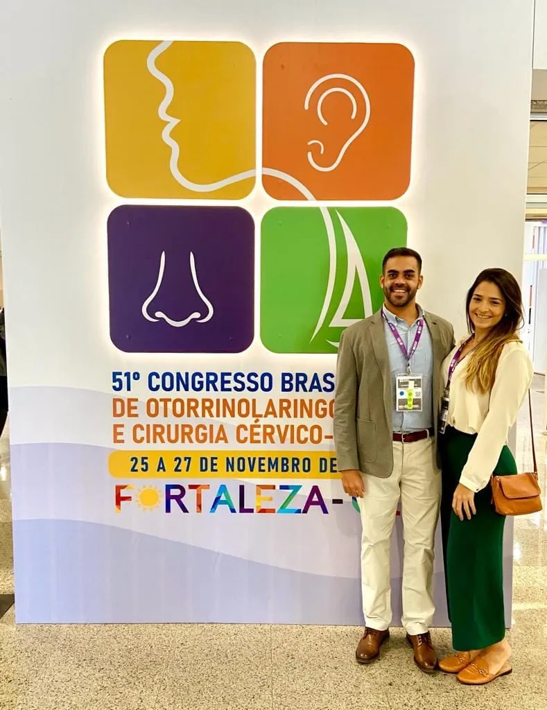 casal de otorrinos em um congresso em fortaleza