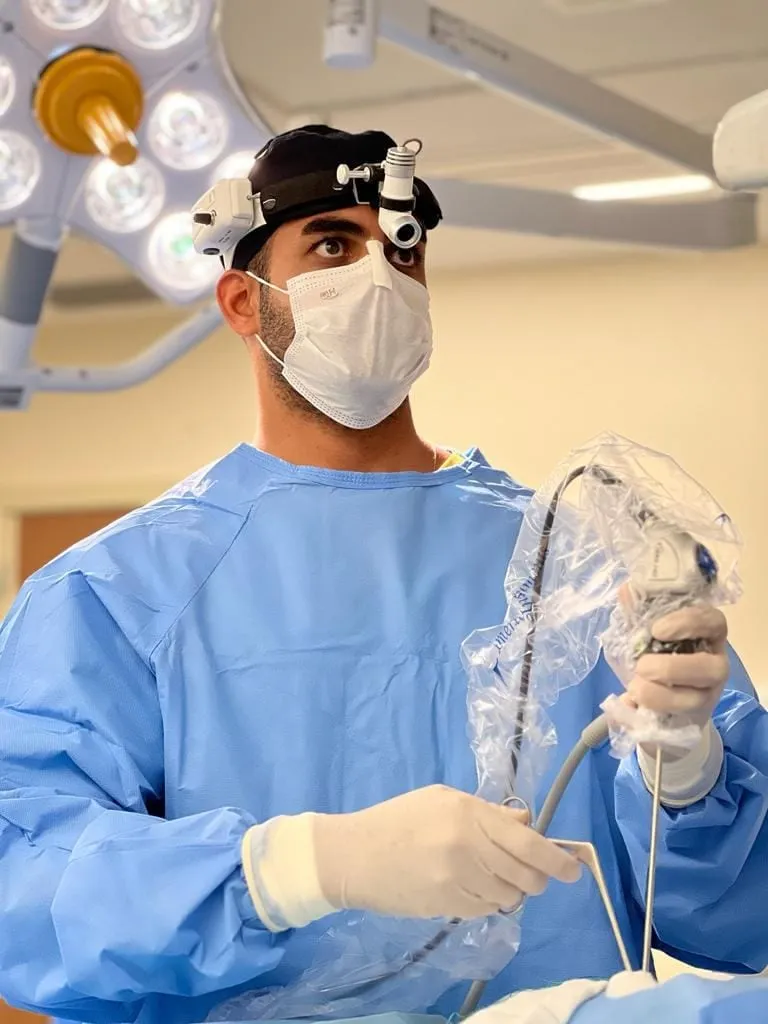 dr guilherme menezes em uma cirurgia
