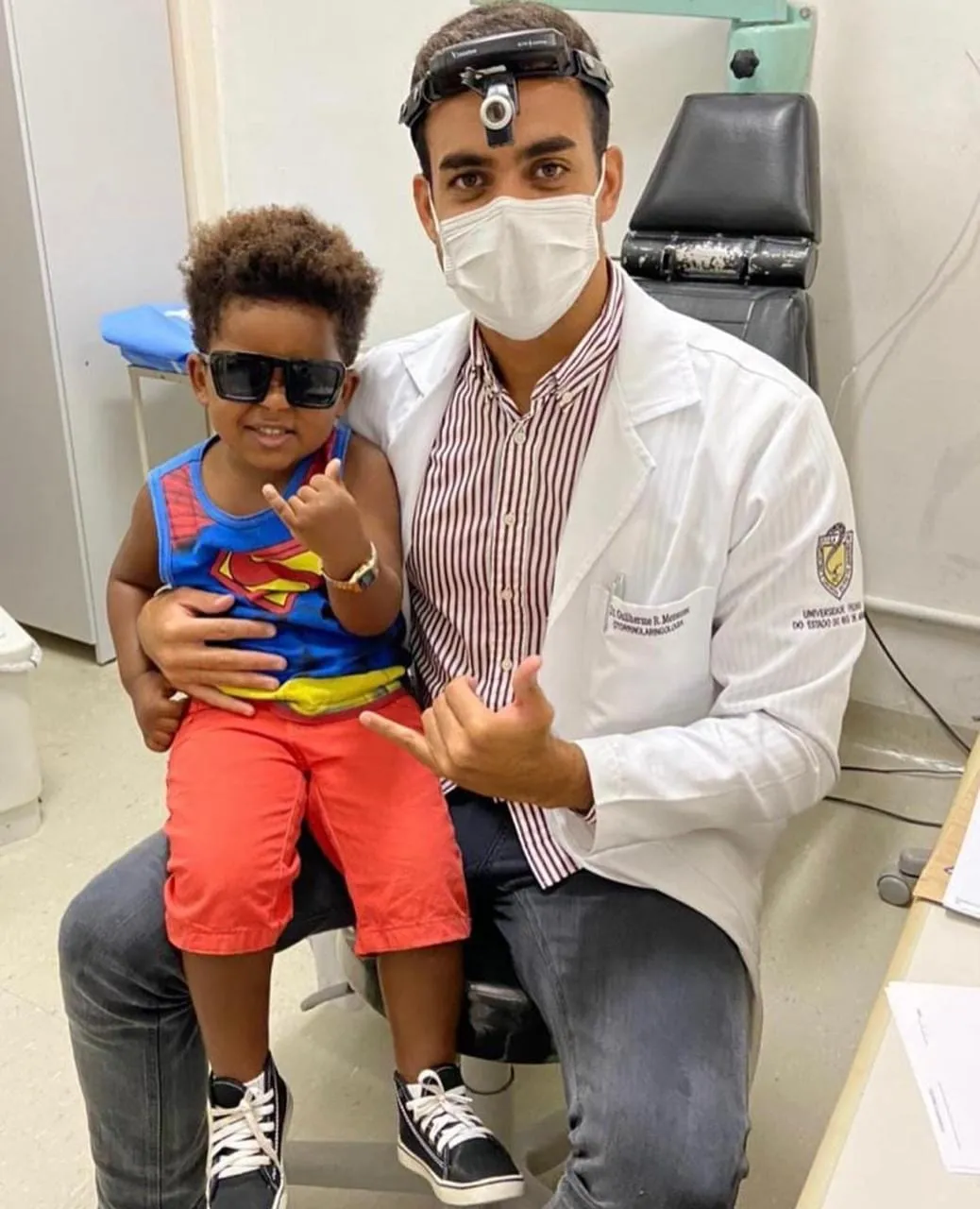 dr guilherme menezes e seu pequeno paciente