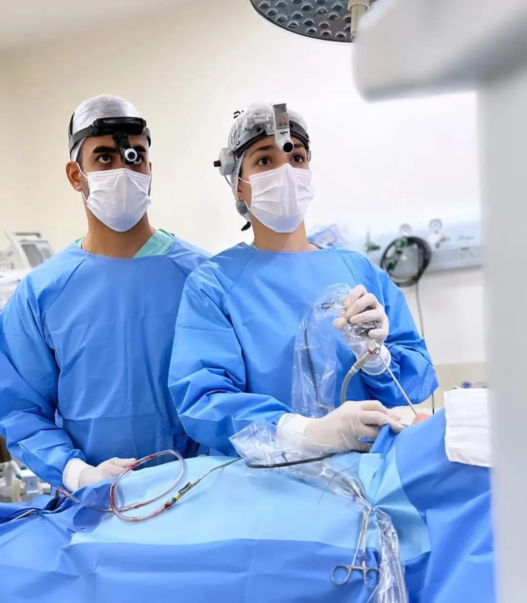 dra isabela e dr guilherme juntos na cirurgia