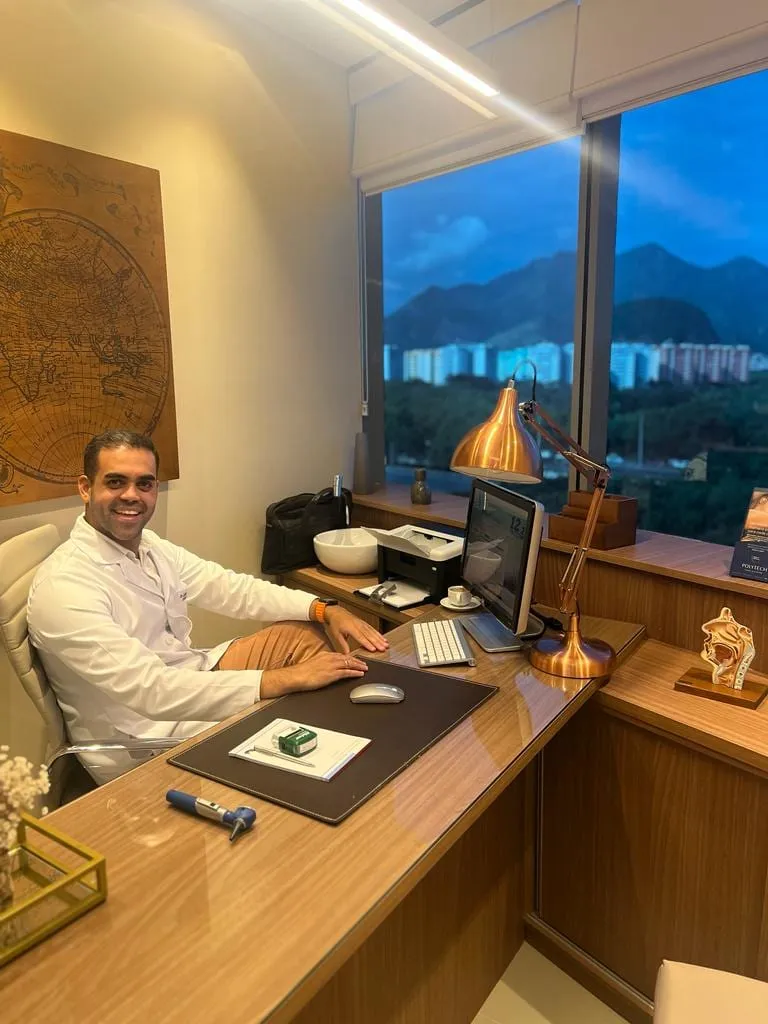 Dr Guilherme Menezes em seu consultório fazendo atendimento por teleconsulta