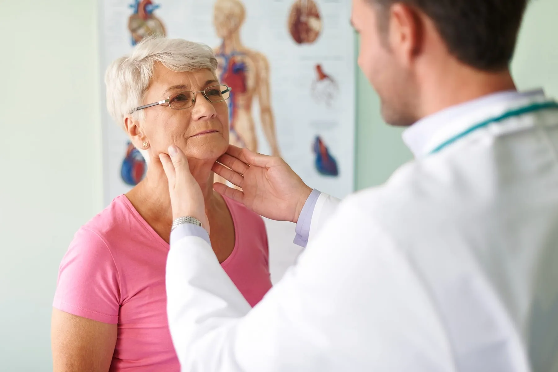 Mulher com problemas com na tireoide realizando exames no otorrinolaringologista