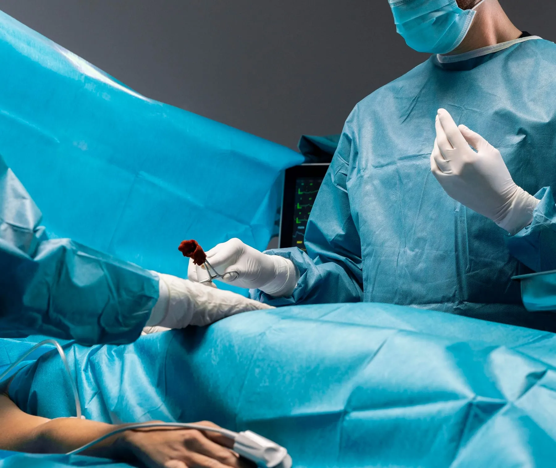 Médico realizando cirurgia do ronco